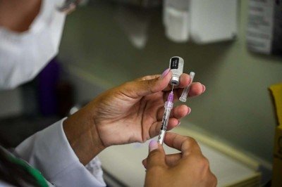 Doses de vacina contra a gripe estão disponíveis nos 152 centros de saúde da capital, de segunda a sexta-feira, das 8h às 17h -  (crédito: Leandro Couri / EM / D.A Press)