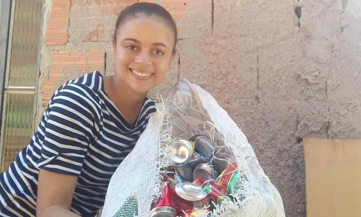 Filha vende recicláveis para ajudar com gastos de casa e universidade