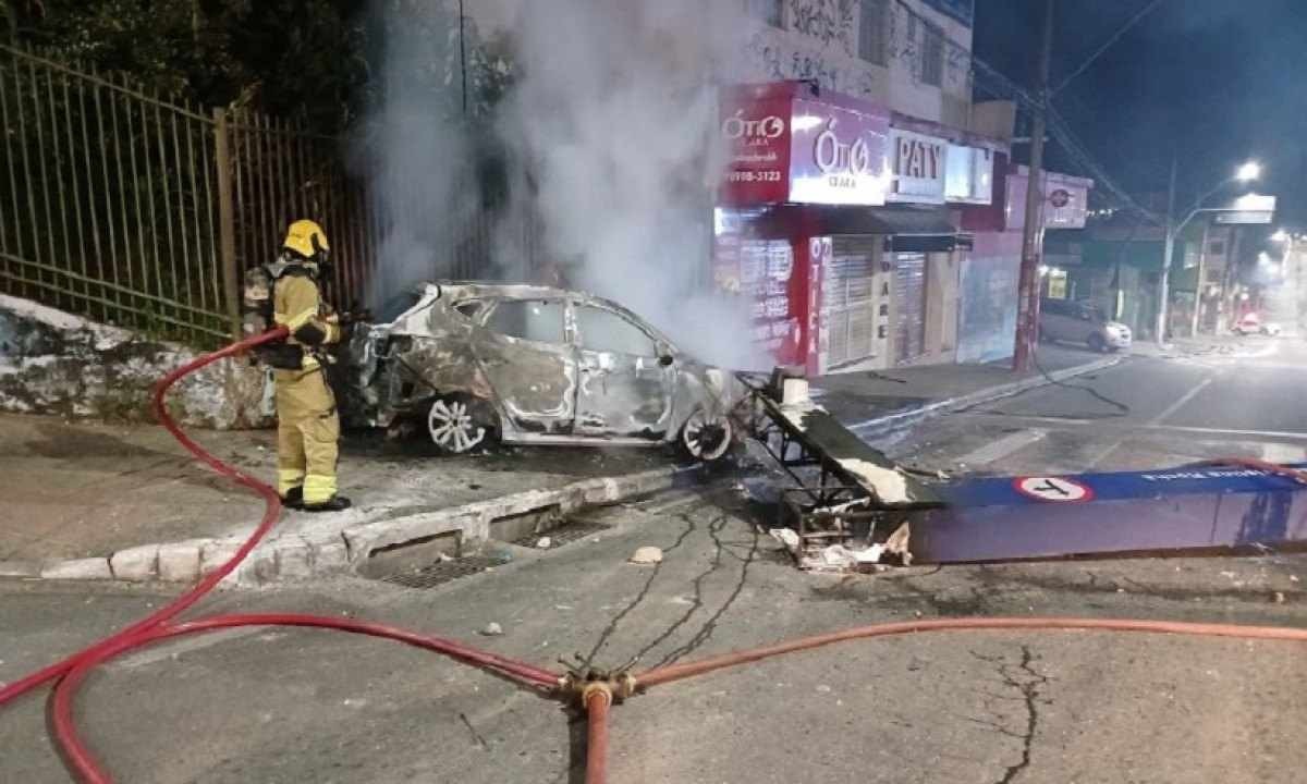 Grande BH: poste derrubado e incêndio em racha de carros