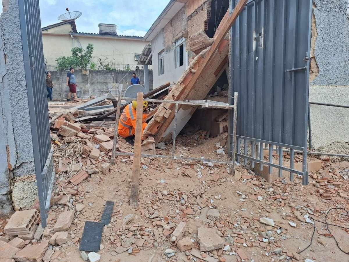 Casa desaba no Sul de Minas e deixa morador gravemente ferido