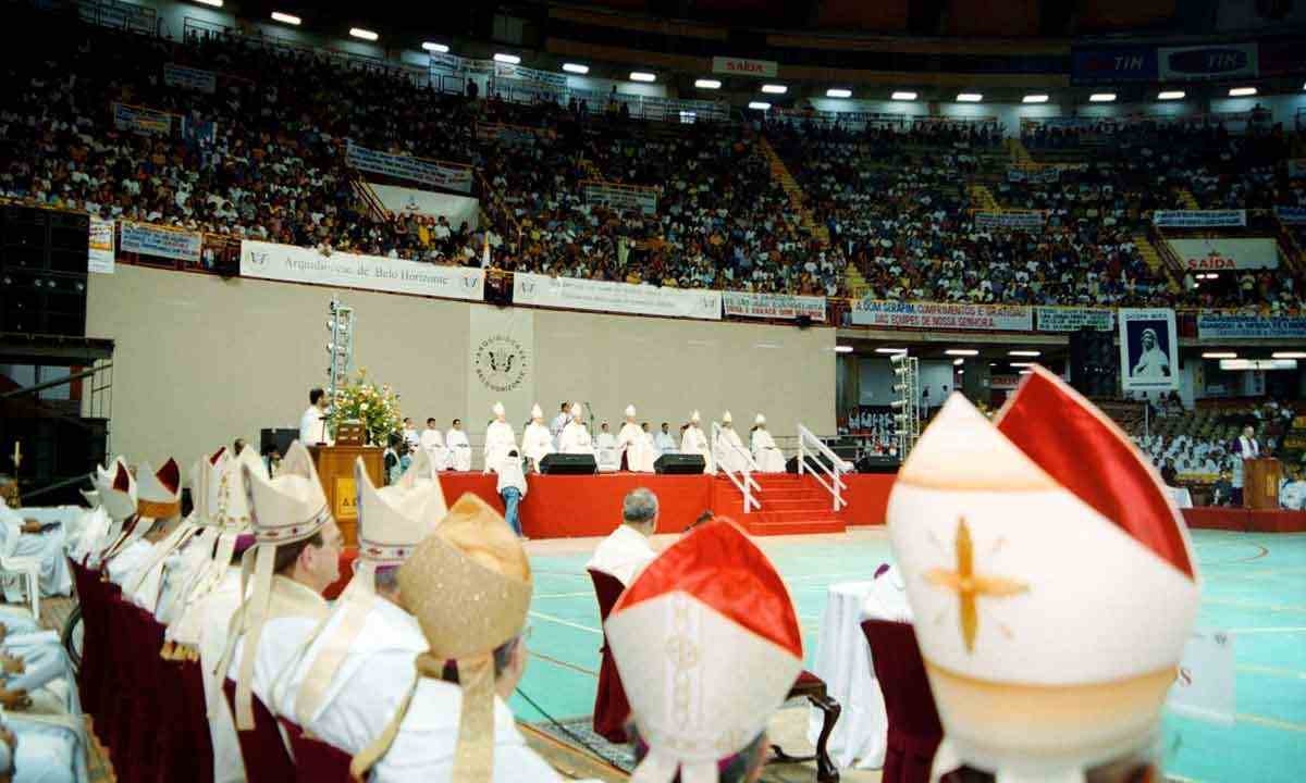 Em 26 de março de 2004, Dom Walmor assumiu como novo arcebispo  metropolitano de Belo horizonte em cerimônia no Mineirinho