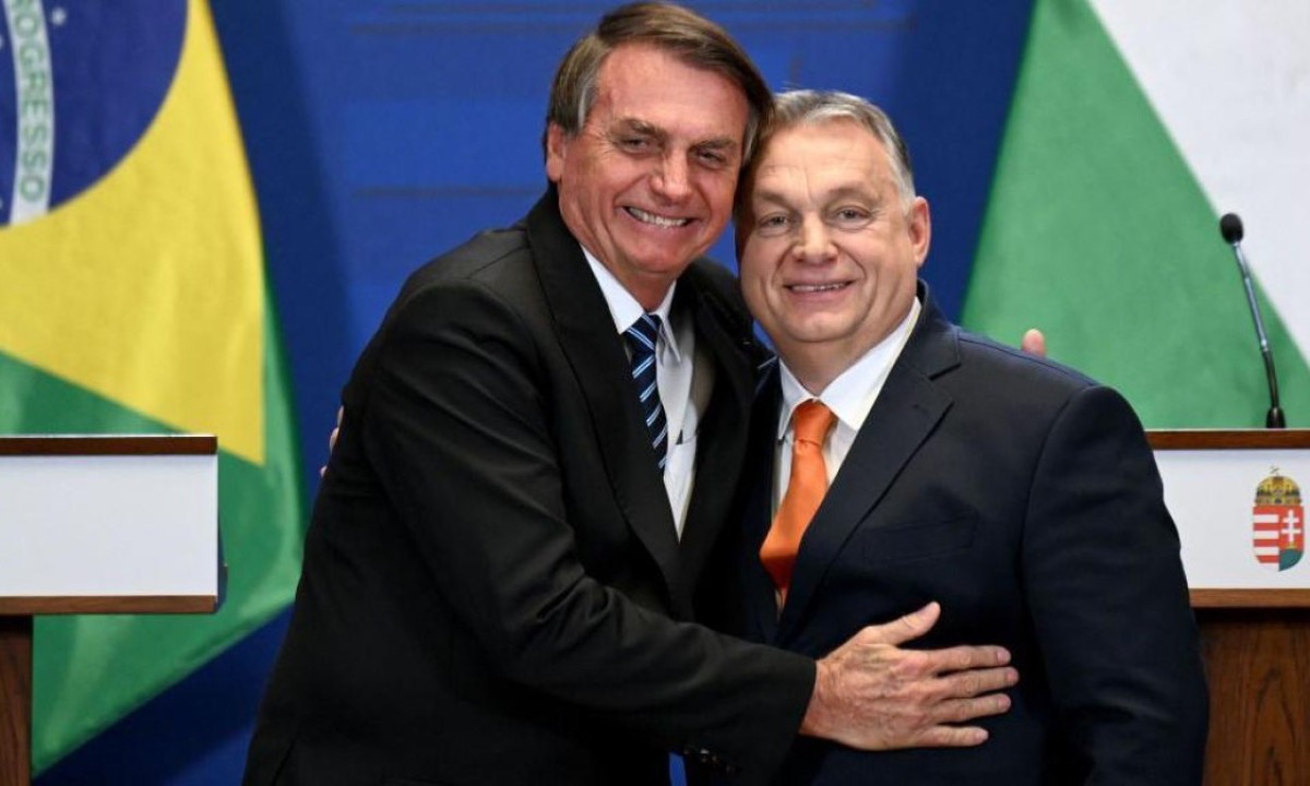 Orbán cumprimenta Bolsonaro durante posse do ex-presidente em Brasília -  (crédito: Marcos Corrêa/PR)