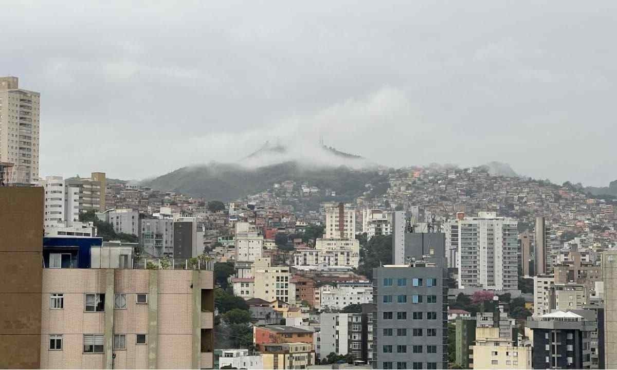 Belo Horizonte amanheceu com céu nublado e pancadas de chuvas isoladas nesta terça-feira (26/3); três regionais estão sob alerta para risco geológico
 -  (crédito: Edésio Ferreira/EM/DA Press)
