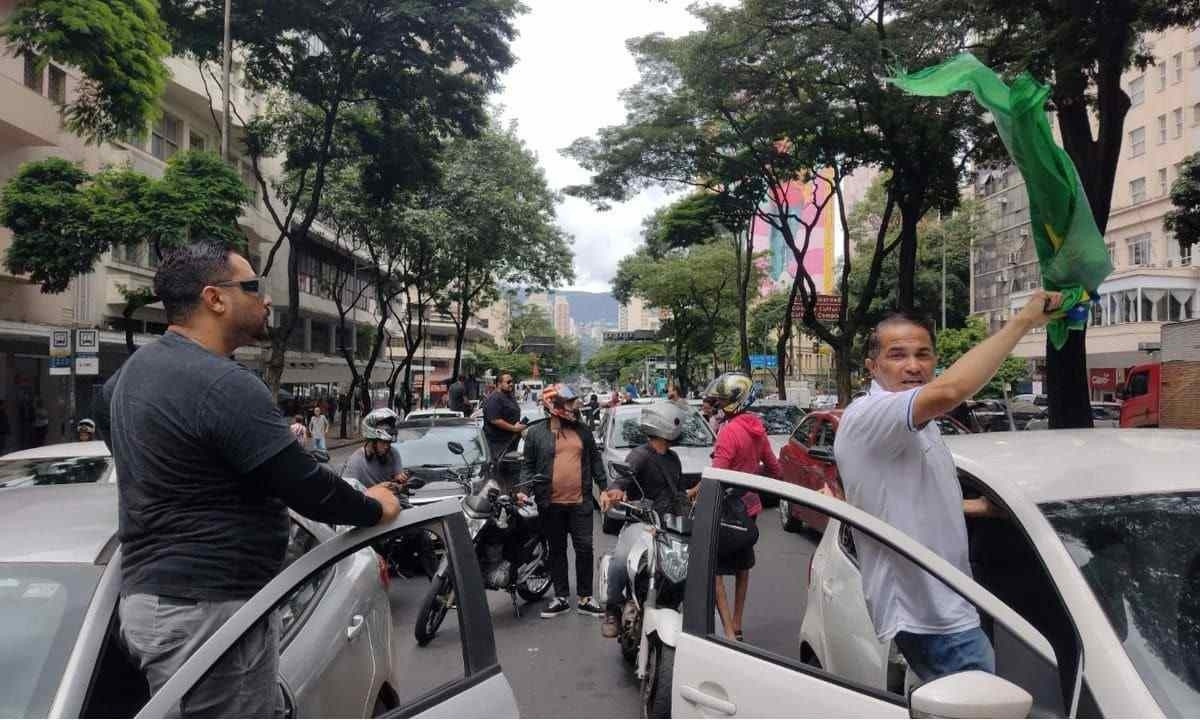Manifestação de motoristas de app deixa o trânsito lento na Avenida Afonso Pena, no Centro de BH, nesta terça-feira (26/3) -  (crédito: Edésio Ferreira/EM/DA Press)