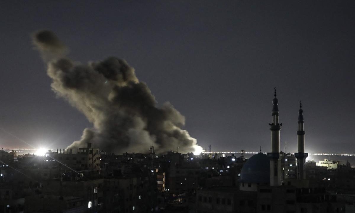 Exército de Israel fez novos bombardeios em Rafah, no sul da Faixa de Gaza, nesta terça (26/3) -  (crédito: Said KHATIB / AFP)
