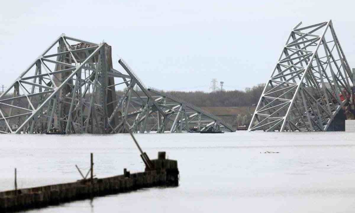  A ponte Francis Scott Key depois de ser atingida por um navio de carga e desabar em 26 de março de 2024 em Baltimore, Maryland      
 -  (crédito: ROB CARR / GETTY IMAGES NORTH AMERICA / GETTY IMAGES VIA AFP)