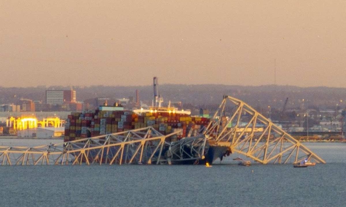  Estrutura de aço da ponte ficou no topo do navio porta-contêineres depois do acidente em Baltimore -  (crédito: ROBERTO SCHMIDT / AFP)