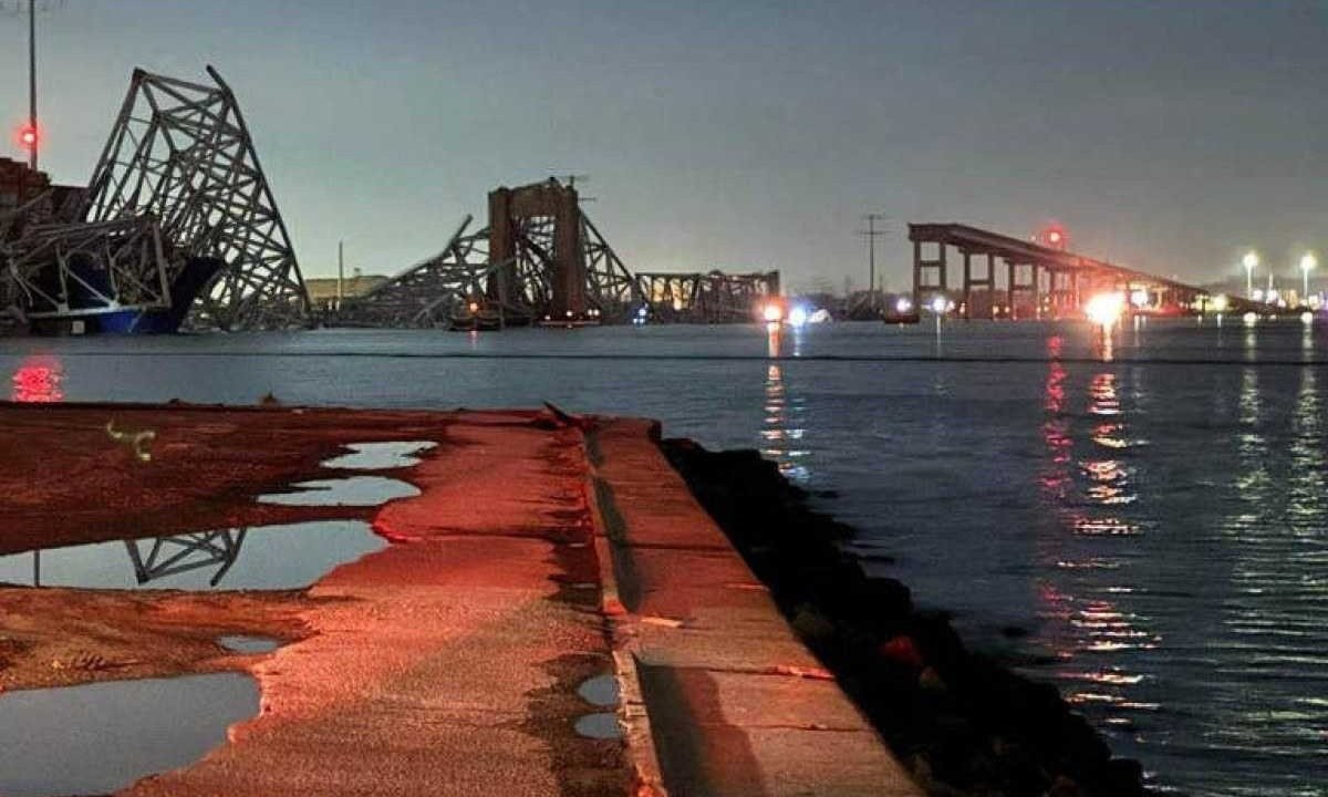 Ponte ficou partida em pedaços depois do choque do navio -  (crédito: Reuters)