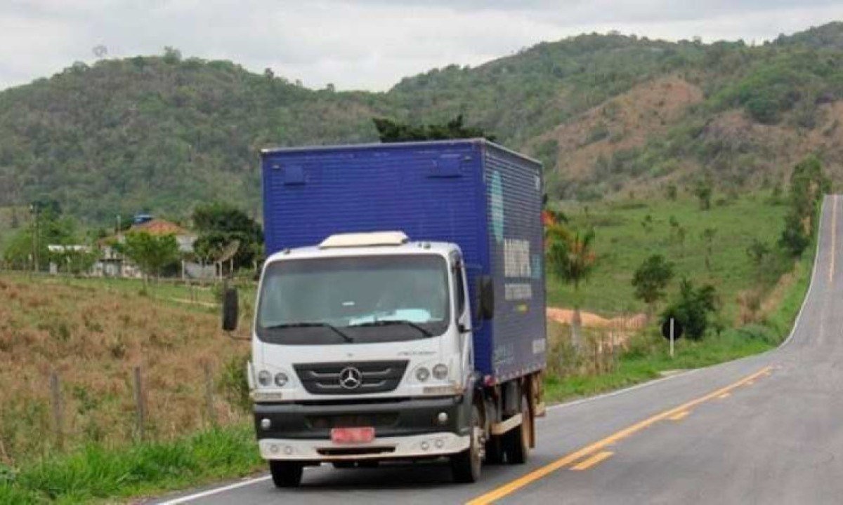 Veículos de grande porte não poderão circular em pistas simples estaduais nesta quarta-feira (27/3), de 15 às 22h; na quinta-feira (28/3), de 6h às 12h, e no domingo de páscoa (31/3), das 16h às 22h -  (crédito: Bernadete Amado - Divulgação Agência Minas)