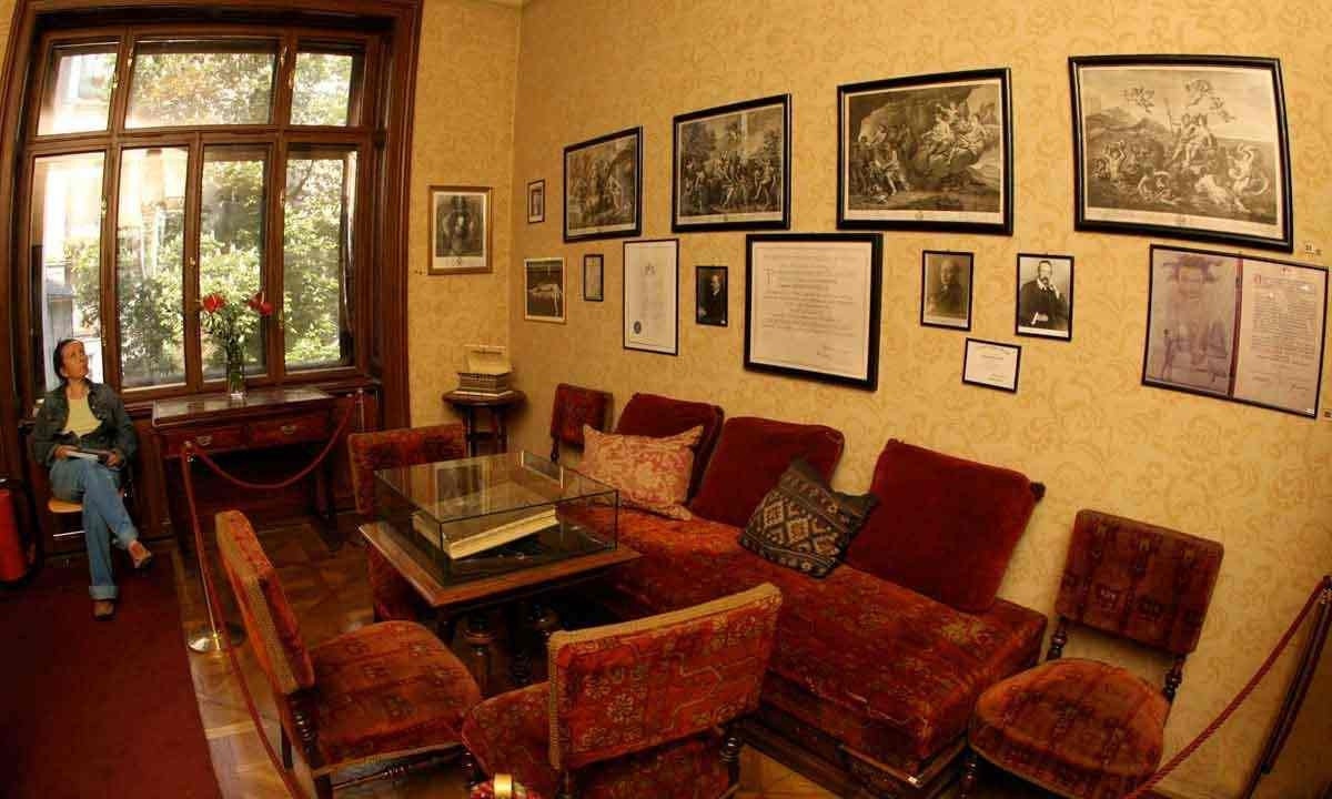 Visitante observa a sala de espera do consultório de Freud, em seu apartamento na rua Bergasse, 19, em Viena, hoje transformado em museu -  (crédito: JOE KLAMAR/AFP)