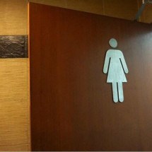 BH: mulher trans será indenizada após ser proibida de usar o banheiro feminino - Freepik