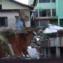 Casa desaba no Barreiro durante as chuvas, nesta terça-feira (26) - Gladyston Rodrigues/EM/D.A Press