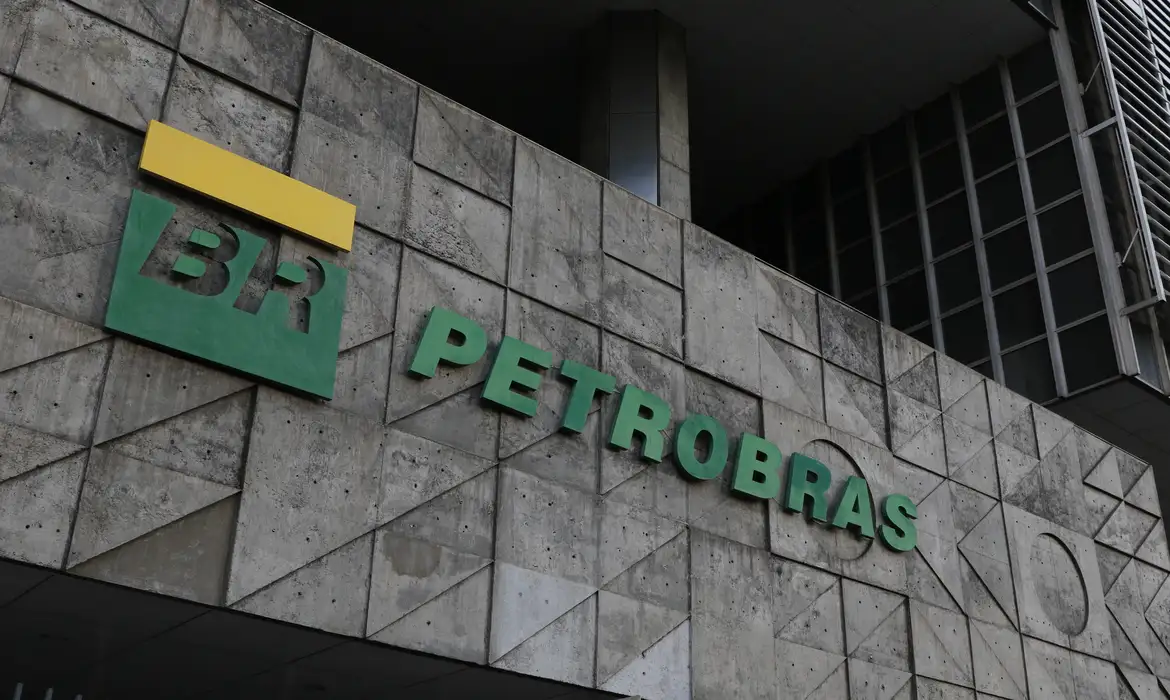 Bolsa engata queda sob pressão de ações da Petrobras