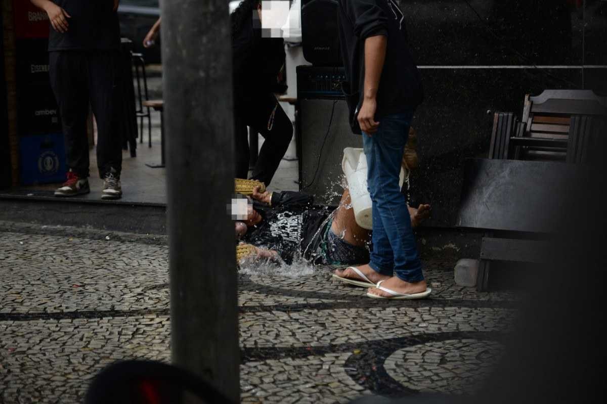Funcionário de lanchonete joga água em mulher em situação de rua
