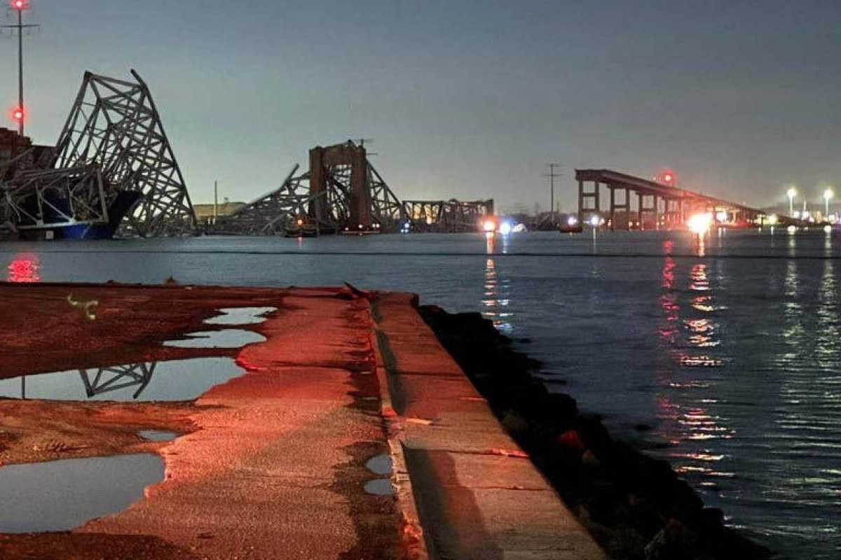 Ponte desaba após colisão de navio nos EUA