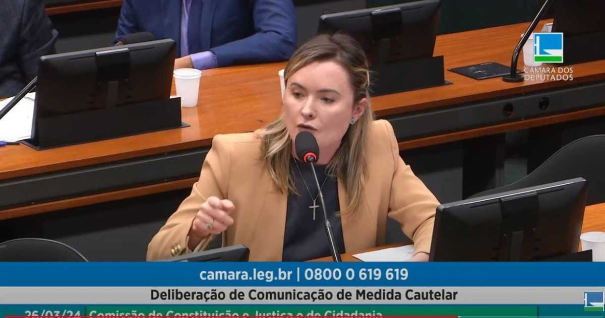 Deputada federal Júlia Zanatta (PL-SC) afirmou que os parlamentares de esquerda deveriam ter 'vergonha na cara' e pedir desculpas a Jair Bolsonaro -  (crédito: Reprodução)