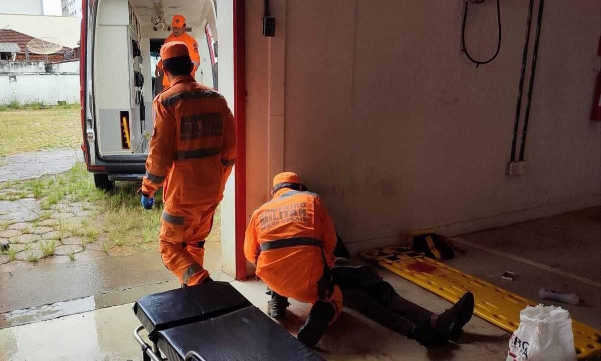 Invasor quebrou braço e quadril após cair de altura de 5 metros -  (crédito: Divulgação/CBMG)