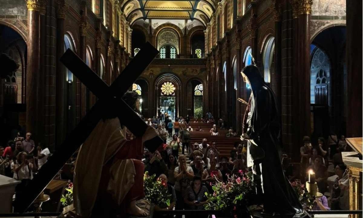 Fiéis visitam imagens de Nossa Senhora das Dores e de Nosso Senhor dos Passos no Santuário São José -  (crédito: Gustavo Werneck/EM/D.A Press)