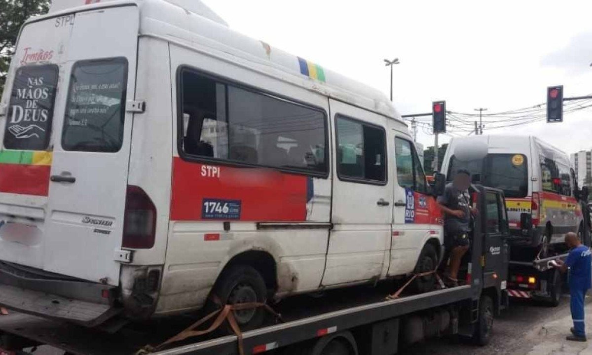 Vans apreendidas em blitz em Campo Grande, no Rio de Janeiro, em 2019 - Imagem meramente ilustrativa -  (crédito: Divulgação/Prefeitura do Rio)
