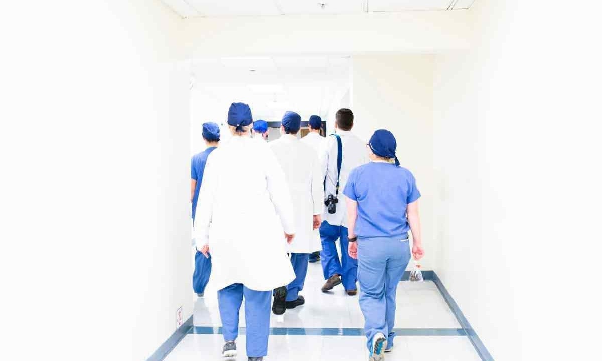 Nos corredores da medicina, a busca por conhecimento especializado é uma jornada contínua -  (crédito: Luis Melendez/Unsplash)