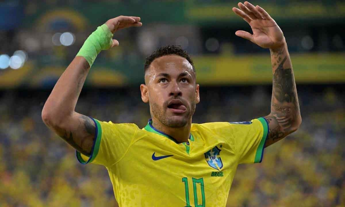 Após o período de recuperação da cirurgia no joelho esquerdo, Neymar deverá ser convocado pelo técnico da Seleção Brasileira, Dorival Júnior -  (crédito: NELSON ALMEIDA / AFP – 4/11/23)