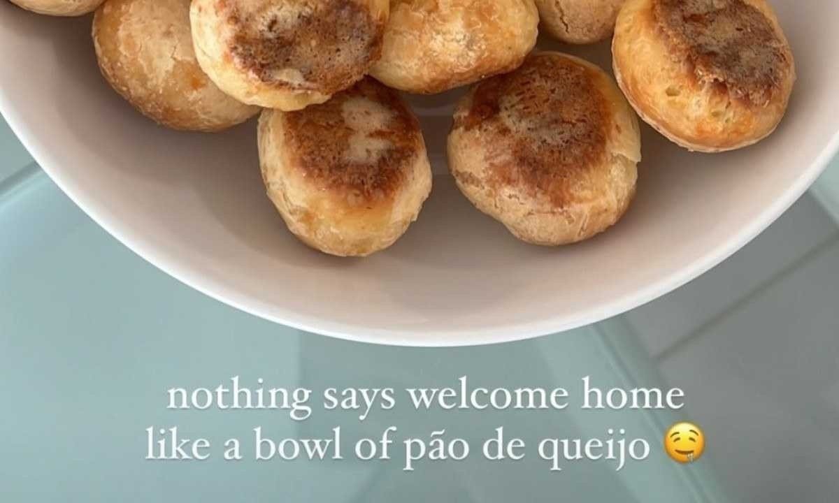 Camila Mendes repercutiu nas redes ao postar um pote cheio de pães de queijo -  (crédito: Reprodução/Redes sociais)