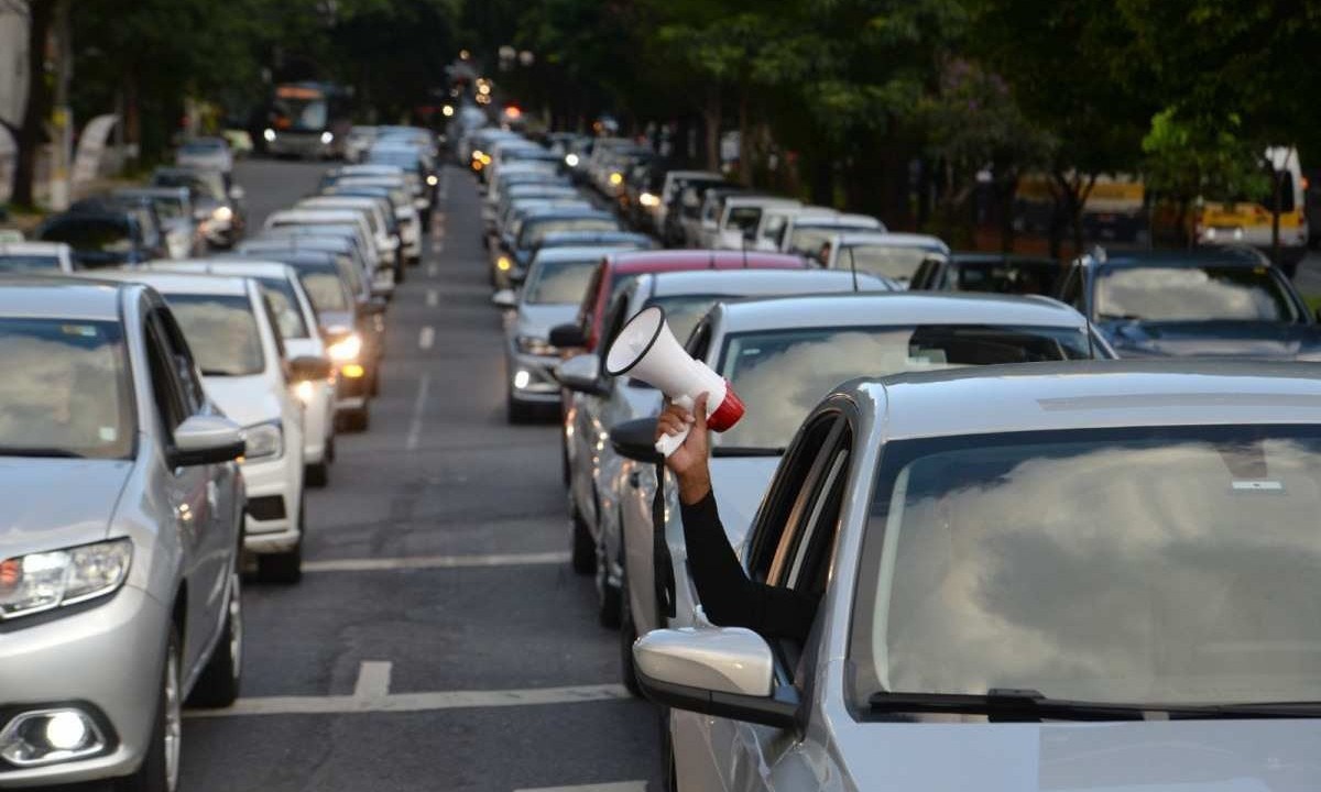 Motoristas de aplicativo seguindo em carreata na Av. Afonso Pena, em Belo Horizonte -  (crédito: Tulio Santos/EM/D.A.Press)