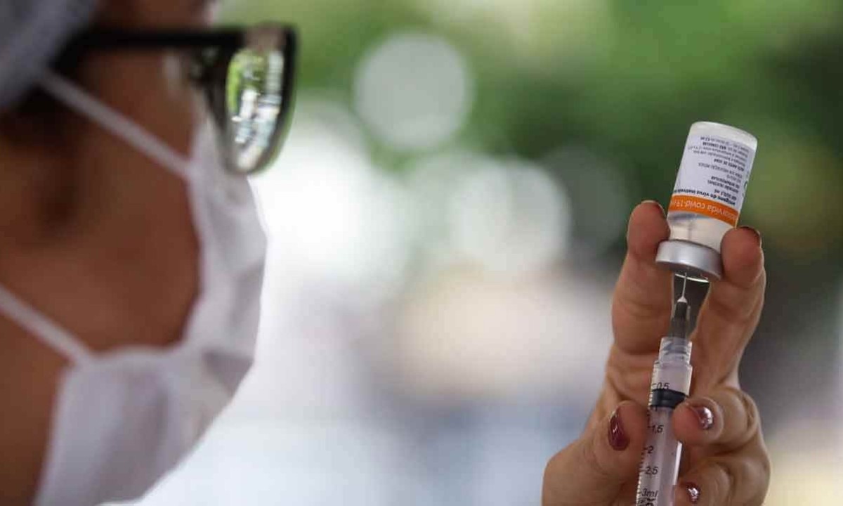 Idosos devem manter a carteira de vacinação em dia -  (crédito: Tânia Rego/Agência Brasil)