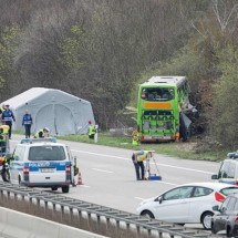 Acidente com ônibus mata cinco pessoas em rodovia - Jens Schlueter / AFP