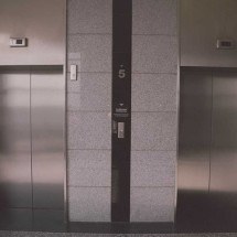 Fosso de elevador se torna armadilha mortal para idosa - Pixabay/Reprodução