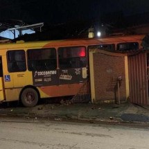 Ônibus invade casa ao perder os freios e destrói carro - PMMG