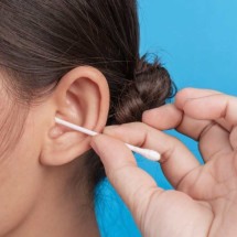 Cutucar o ouvido: uma mania perigosa e que pode comprometer a audição - jcomp/ freepik
