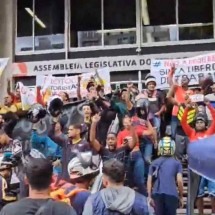Viraliza vídeo de motoboys mineiros protestando contra projeto que garante direitos trabalhistas - Redes Sociais/Reprodução