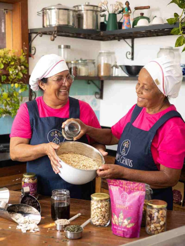 Integrantes do coletivo Mães Gentis, entre elas Maria e Railda, produzem artesanalmente quatro tipos de granola: tradicional, artesanal premium, low carb e salgada 