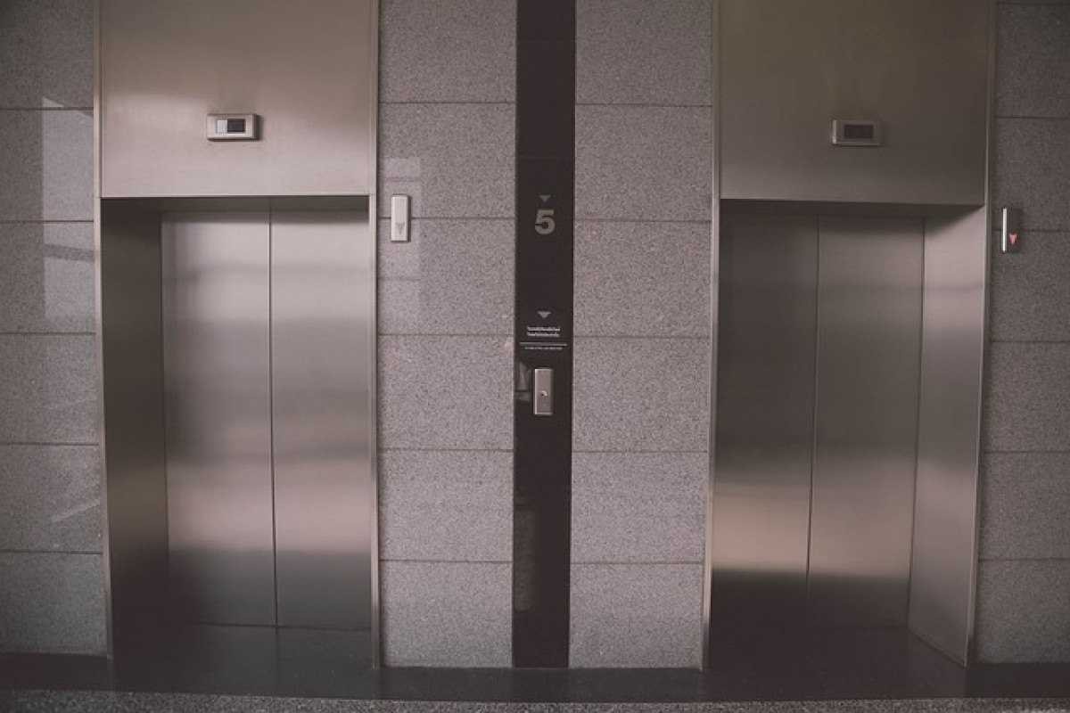 Fosso de elevador se torna armadilha mortal para idosa