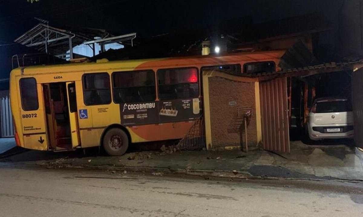 Ônibus invade casa ao perder os freios e destrói carro
