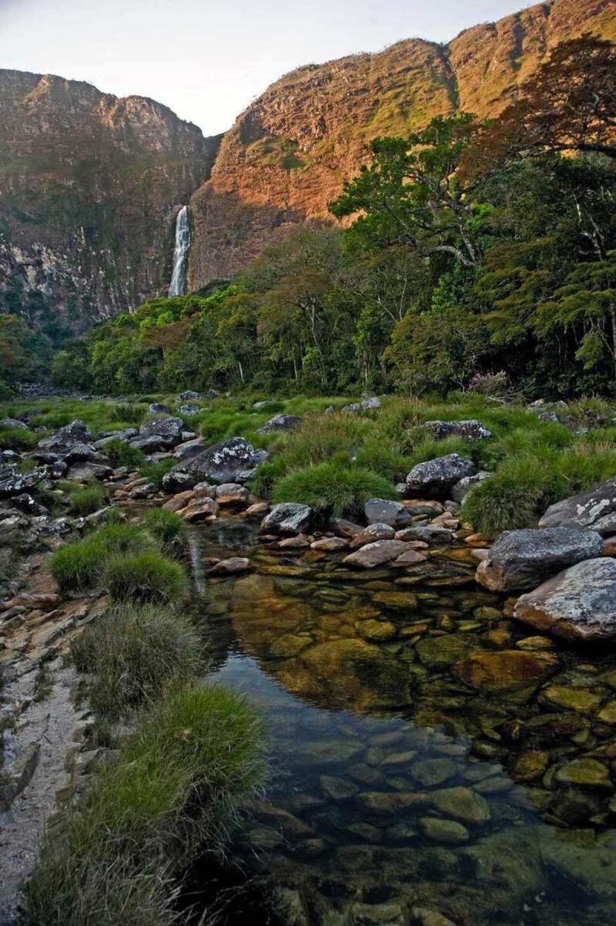 Localizada em São Roque de Minas, a Cachoeira Casca d'Anta com 186 metros de queda d'água está emoldurada em uma parede de rocha