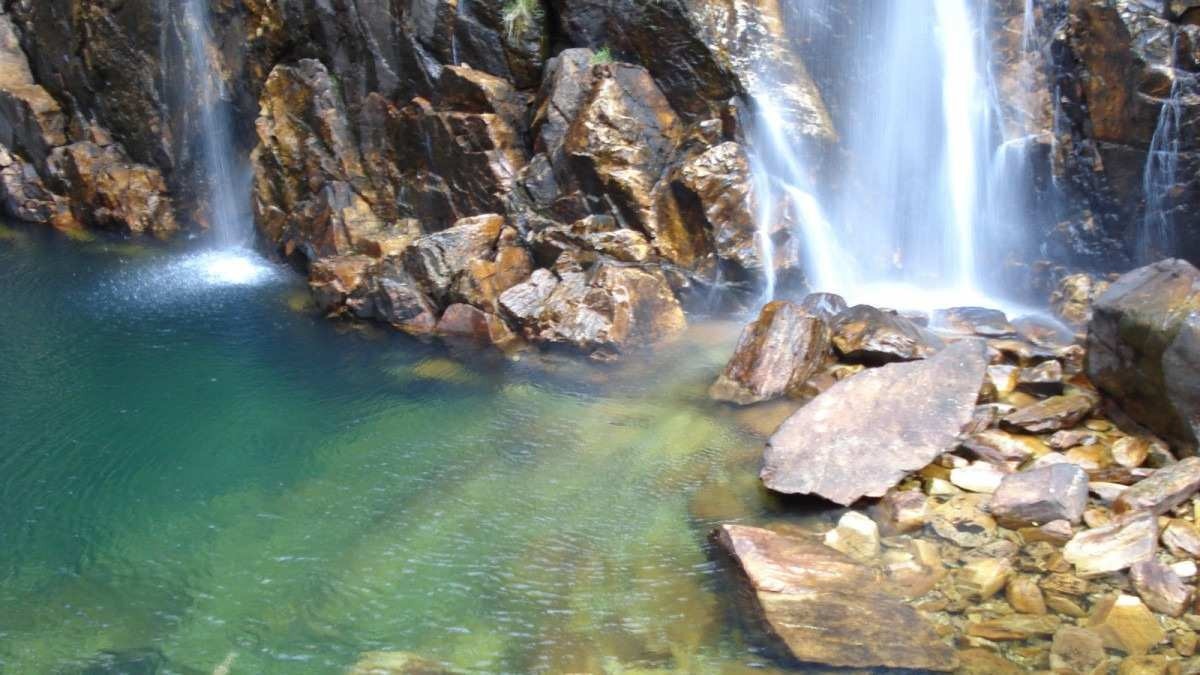 A Cachoeira da Parida fica localizada na borda do Parque Nacional da Serra da Canastra, entre os municípios de Tapira, Sacramento e São Roque de Minas 