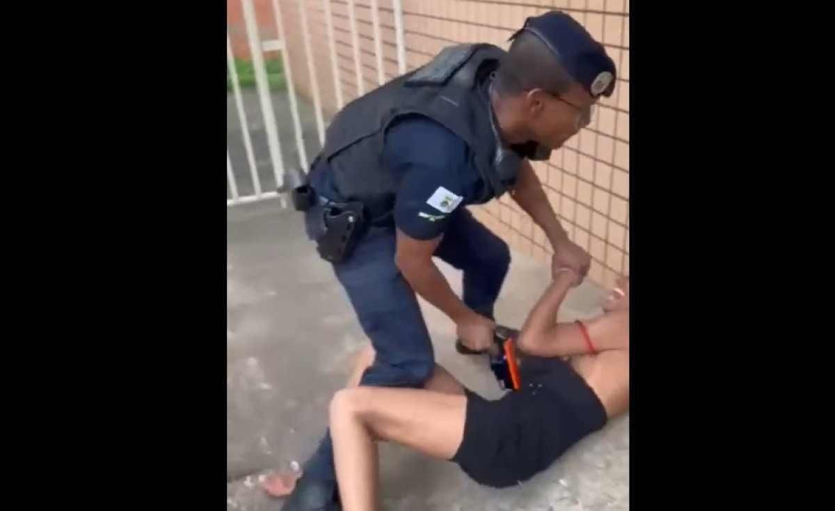 Vídeo: guarda municipal faz abordagem violenta contra mulher em posto de saúde de BH