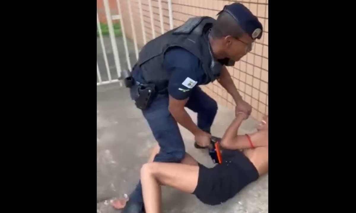 Agente da Guarda Municipal aponta a arma de choque para a mulher 
 -  (crédito: Reprodução/redes sociais )