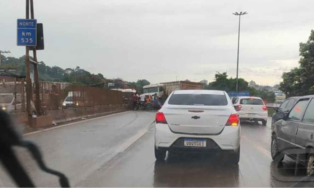 Acidente no Anel Rodoviário, em BH, complicou trânsito na manhã desta quinta-feira (28/3) -  (crédito: Imagens cedidas ao Estado de Minas)