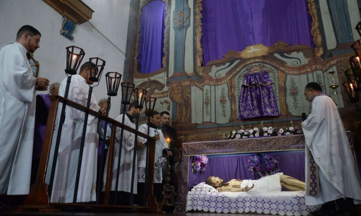 Cerimônia de abertura do Santo Sepulcro, na Igreja São Francisco, no centro histórico de Sabará -  (crédito: Túlio Santos/EM/D.A.Press)