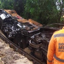 Trem descarrila, tomba e espalha óleo diesel em Minas - CBMMG