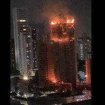 Incêndio no Recife: vídeos mostram prédio pegando fogo - Reprodução/Redes Sociais