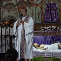 Em Sabará, fiéis participam da abertura do santo sepulcro - TÚLIO SANTOS/EM/D.A PRESS