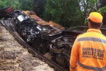 Trem descarrila, tomba e espalha óleo diesel em Minas