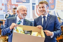 Lula presenteia Macron com queijos de Minas Gerais