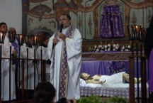 Em Sabará, fiéis participam da abertura do santo sepulcro