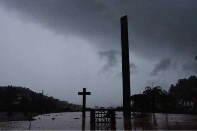 Vista do céu carregado com nuvens de chuvas, na Praça do Papa, na região Centro-Sul de BH -  (crédito: Gladyston Rodrigues/EM/D.A Press)