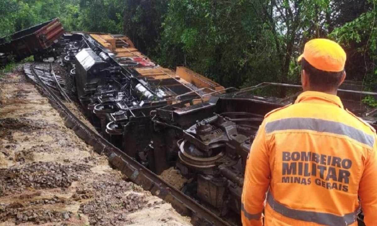 Trem descarrila, tomba e espalha óleo diesel em Minas